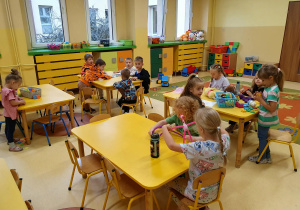Dzieci podczas porannych zabaw przy stolikach rozwijają relacje z rówieśnikami, kreatywność i samodzielność.