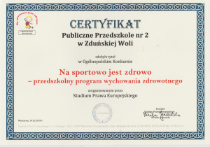 Dyplom potwierdza, że Publiczne Przedszkole nr 2 w Zduńskiej Woli zdobyło tytuł w ogólnopolskim konkursie „Na sportowo jest zdrowo” – przedszkolnym programie wychowania zdrowotnego. Konkurs został zorganizowany przez Studium Prawa Europejskiego w Warszawie w dniu 16 lutego 2020 roku.
