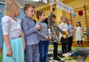 dzieci z grupy VII grają na instrumentach