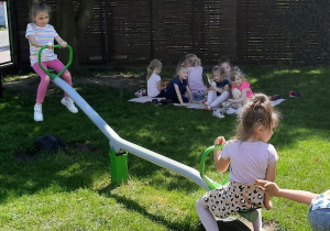 dzieci bawią sie w ogrodzie