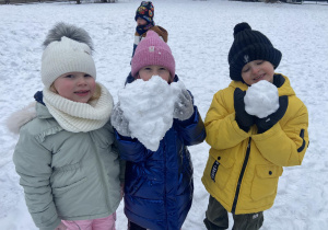 dzieci bawią sie śniegiem