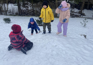 dzieci bawią sie śniegiem