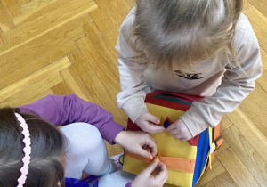 dzieci manipulują zabawkami sensorycznymi