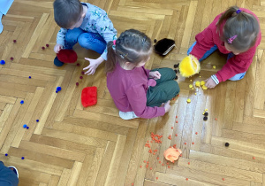 dzieci manipulują zabawkami sensorycznymi