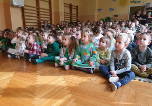 dzieci w skupieniu oglądają przedstawienie