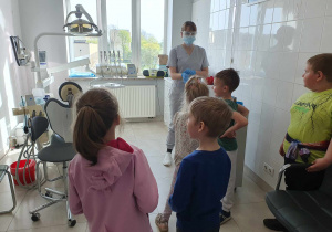 dzieci w gabinecie stomatologicznym czekają na wizytę