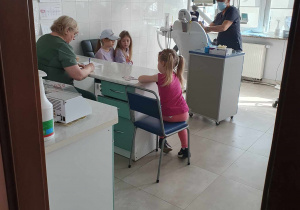 dzieci w gabinecie stomatologicznym