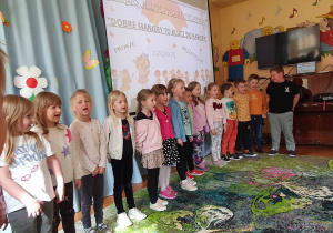 dzieci z grupy VII recytują wiersz przed publicznością przedszkolną