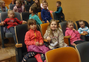 dzieci z grupy VII siedzą na widowni