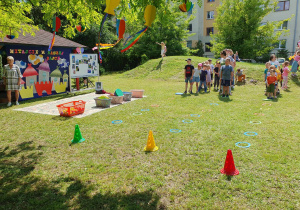 dzieci z rodzicami uczestniczą w zawodach sportowych podczas festynu