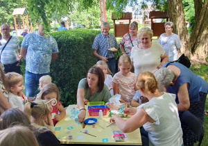 panie wykonują dzieciom tatuaże