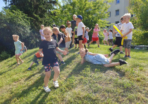 dzieci uczestniczą w zabawie integracyjnej