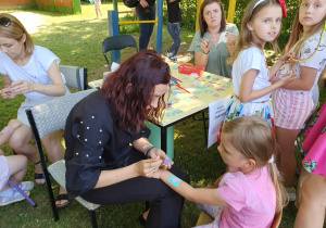 panie wykonują dzieciom tatuaże