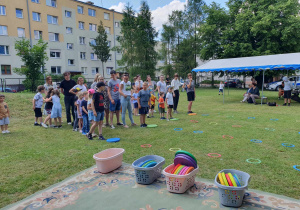 dzieci z rodzicami uczestniczą w zawodach sportowych podczas festynu