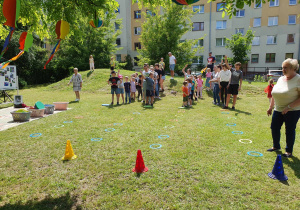 dzieci z rodzicami uczestniczą w zawodach sportowych podczas festynu