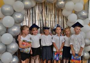 przedszkolki pozuja do zdjęcia na tle ścianki z balonów