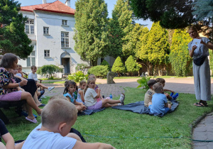 pani pokazuje dzieciom obrazek oka