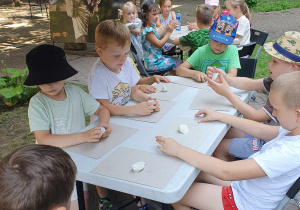 dzieci wykonują rzeźby z masy plastycznej