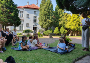 pani pokazuje dzieciom obrazek nosa