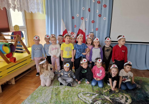 dzieci z grupy III spiewają hymn