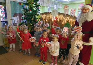 dzieci z grupy I pozuja do zdjęcia