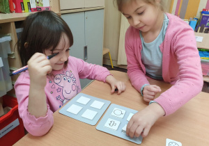 Czy ręka pamięta to zabawa edukacyjna polegająca na rysowaniu zapamiętanych obrazów.