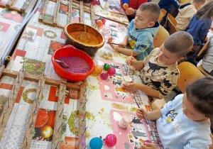dzieci dekorują bombki