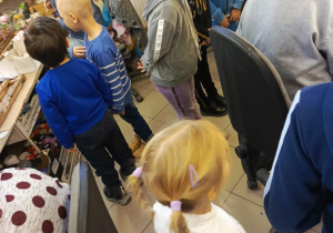 dzieci obserwują pracę dokoracji bombek