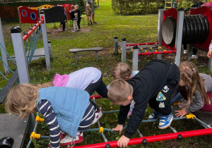 dzieci pokonują tor przeszkód w przedszkolnym ogrodzie