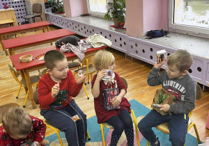 dzieci cieszą się z prezentów, które otrzymały od Mikołaja