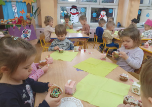 rzedszkolaki jedzą pyszne babeczki przygotowane przez mamę Michalinki