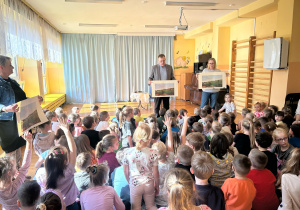 Mężczyzna prezentuje kalendarz zdunskiej woli