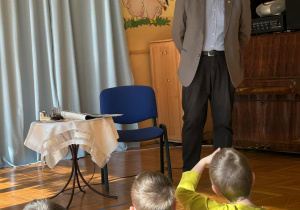 Mężczyzna opowiada o historii miasta