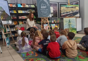 pani czyta dzieciom opowiadanie