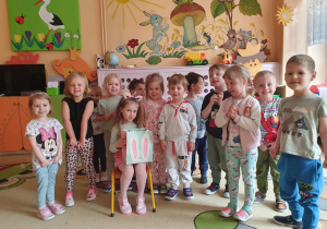 dzieci świętują urodziny koleżanki