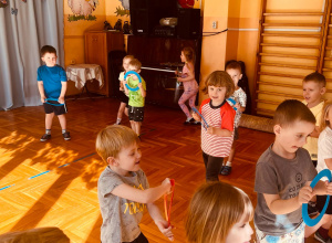 Nasze małe Skrzaty bardzo lubią gimnastykę