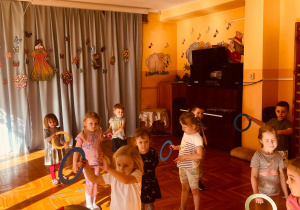 dzieci wykonują ćwiczenia gimnastyczne