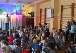 dzieci oglądają przedstawienie teatralne na przedszkolnej sali gimnastycznej