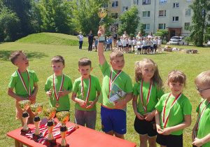 puchar, medale oraz dyplom dla zawodników z Przedszkola nr 9