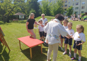 wręczenie medali zawodniką z Przedszkola nr 2