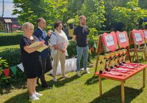 „Wyścigi w workach”- zawodnicy podczas wykonywania konkurencji