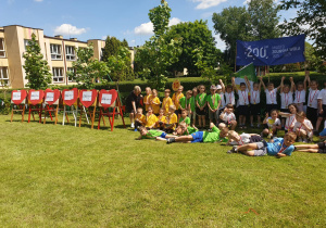 wspólne zdjęcie na tle baneru 200 lat Miasto Zduńska Wola
