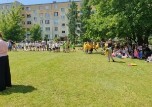 zawodnicy ustawieni na start