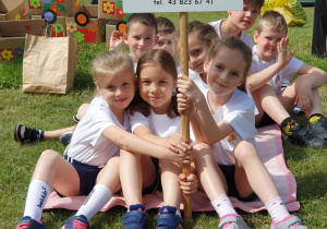 dzieci z przedszkola nr 2 pozują do zdjęcia