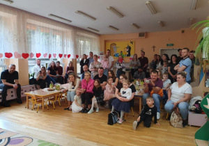 Mama i tata ze wzruszeniem obserwują występ swojego dziecka – to momenty, które zostają w sercu na zawsze.