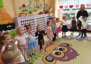 Przedszkolaki podczas występu – z przejęciem śpiewają piosenki dla swoich ukochanych rodziców.
