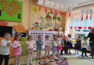 Przedszkolaki podczas występu – z przejęciem śpiewają piosenki dla swoich ukochanych rodziców.
