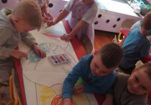 dzieci kolorują suknię Pani Wiosny