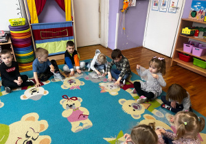 dzieci ćwiczą paluszki przy użyciu folii bąbelkowej