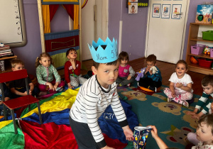 Staś częstuje dzieci cukierkami
